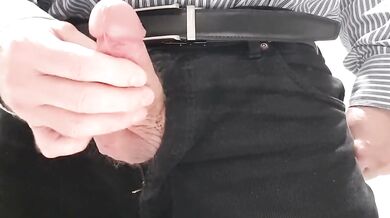 Papà si sega il suo piccolo cazzo e sborra