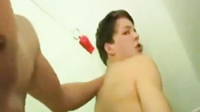 Ragazzo si sega mentre viene inculato