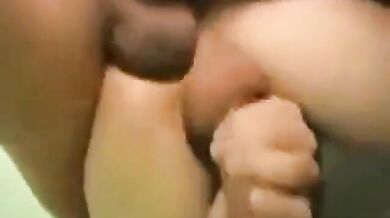 Ragazzo si sega mentre viene inculato