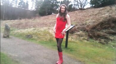 Trans che si spoglia in pubblico