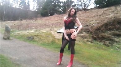 Trans che si spoglia in pubblico