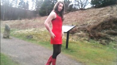 Trans che si spoglia in pubblico