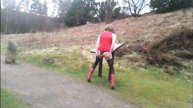 Trans che si spoglia in pubblico