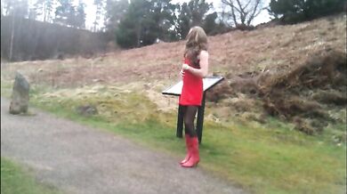 Trans che si spoglia in pubblico