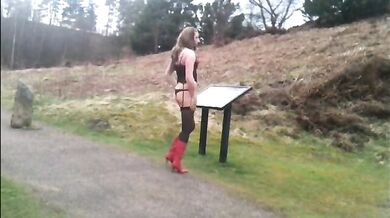 Trans che si spoglia in pubblico