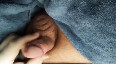 Mi masturbo il mio piccolo pene
