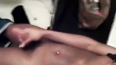 Ragazzi neri si segano e schizzano sperma