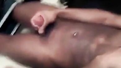 Ragazzi neri si segano e schizzano sperma