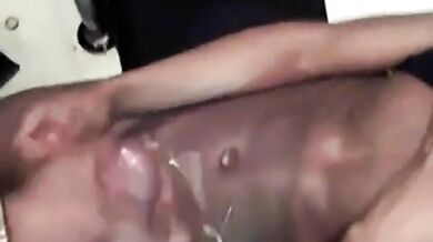 Ragazzi neri si segano e schizzano sperma