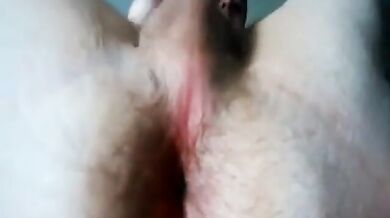 Twink si masturba il suo cazzone e sborra per te