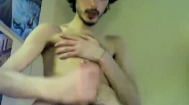 Ragazzo magro e peloso si masturba