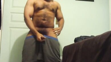 Giovane peloso nero si masturba e viene