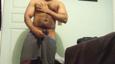 Giovane peloso nero si masturba e viene