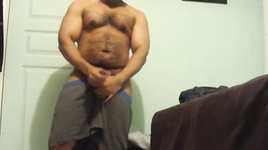 Giovane peloso nero si masturba e viene