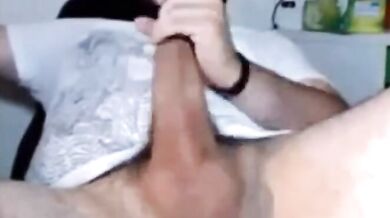 Uomo peloso si sega il suo grosso cazzo