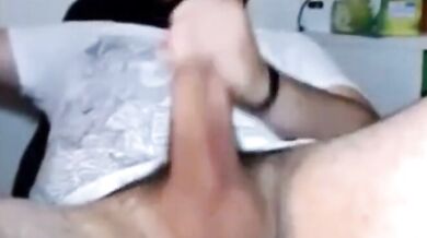 Uomo peloso si sega il suo grosso cazzo