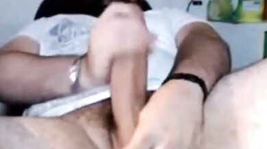 Uomo peloso si sega il suo grosso cazzo