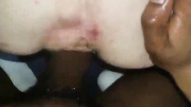 Culo bianco cicciottello inculato e sborrato da cazzo nero