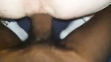 Culo bianco cicciottello inculato e sborrato da cazzo nero