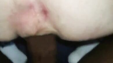 Culo bianco cicciottello inculato e sborrato da cazzo nero