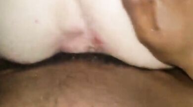 Culo bianco cicciottello inculato e sborrato da cazzo nero