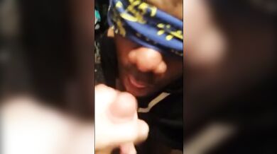 Black Twink ingoia tutta la sborra del ragazzo bianco