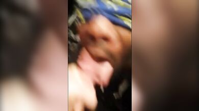 Black Twink ingoia tutta la sborra del ragazzo bianco