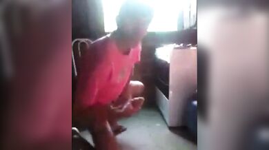 Brasiliano si succhia il cazzo enorme da solo