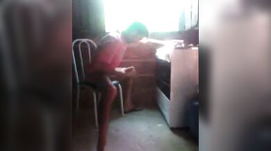 Brasiliano si succhia il cazzo enorme da solo