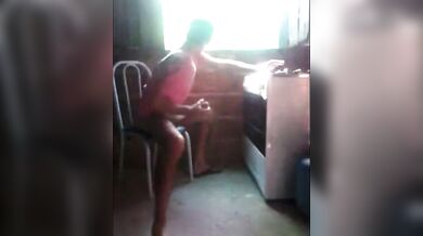 Brasiliano si succhia il cazzo enorme da solo