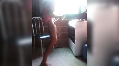 Brasiliano si succhia il cazzo enorme da solo