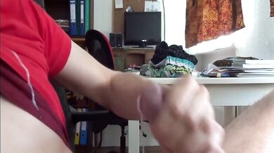 Ragazzo magro che sborra molto