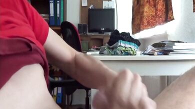 Ragazzo magro che sborra molto