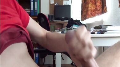 Ragazzo magro che sborra molto