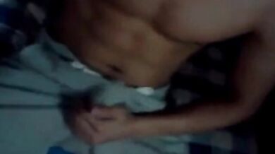 Masturbazione notturna di ragazzo asiatico dotato