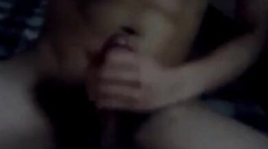 Masturbazione notturna di ragazzo asiatico dotato