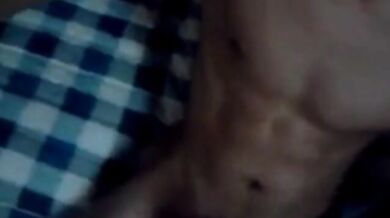 Masturbazione notturna di ragazzo asiatico dotato