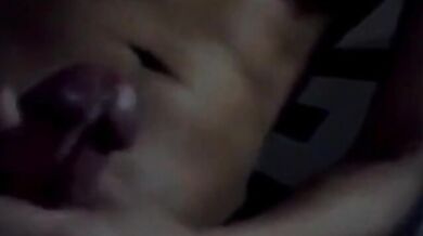 Masturbazione notturna di ragazzo asiatico dotato