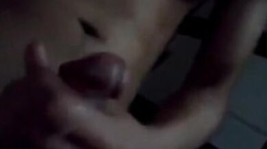 Masturbazione notturna di ragazzo asiatico dotato