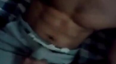 Masturbazione notturna di ragazzo asiatico dotato