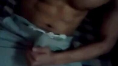 Masturbazione notturna di ragazzo asiatico dotato