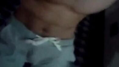 Masturbazione notturna di ragazzo asiatico dotato