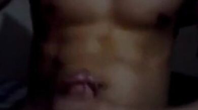 Masturbazione notturna di ragazzo asiatico dotato