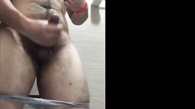 Ragazzo asiatico  peloso si masturba e viene