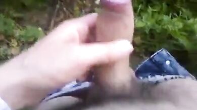 Si masturba all'aperto il suo enorme cazzo non circonciso