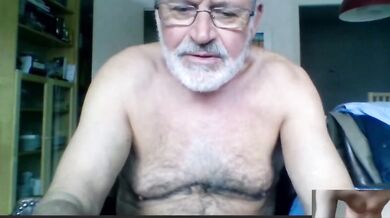 Nonno arrapato si masturba