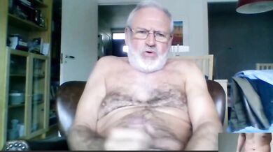 Nonno arrapato si masturba