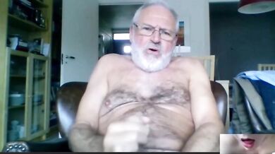 Nonno arrapato si masturba