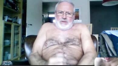 Nonno arrapato si masturba
