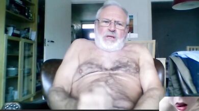 Nonno arrapato si masturba
